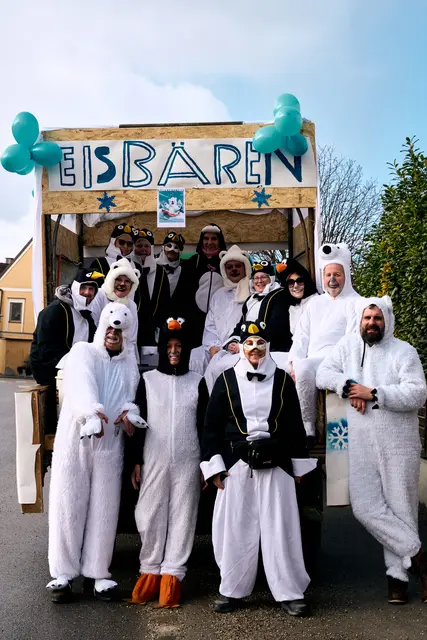 Gemeinde- und Gemeinderatsteam als Pinguine &amp; Eisbären beim Faschingsumzug