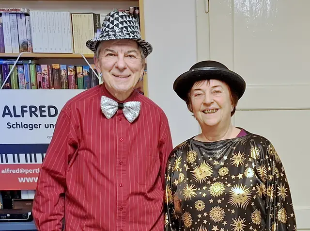 Musiker Alfred Pertl und die Obfrau des Korneuburger Pensionistenverbandes Elfriede Pudgar am Rosenmontag | Foto: Michael Gamauf