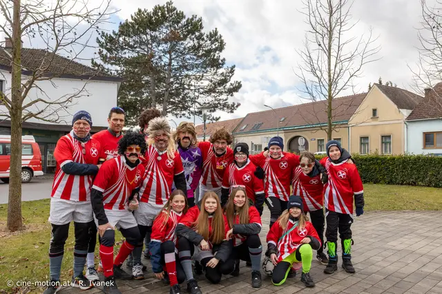 Die Freiwillige Feuerwehr Schwadorf präsentierte sich als Fussballprofis - Nationalteam der Feuerwehr mit Kommandant Wolfgang Niederauer (5.von rechts). | Foto: cine-motion.at / R. Ivanek