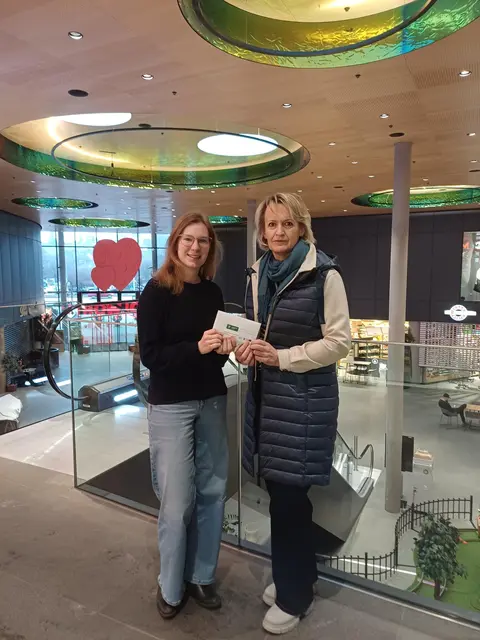 WEZ-Centerleitin Nadine Schleifer mit Gewinnerin Andrea Schriebl | Foto: WEZ