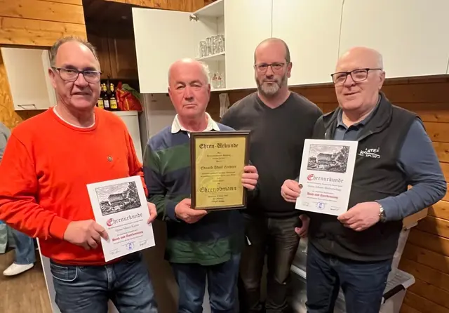 Obmann-Stv. Marko Kaiser, Ehrenobmann Adolf Zechner, Obmann Hans Peter Korenjak und Kassaprüfer Johann Bleiberschnig (v.l.) | Foto: Bienenzuchtverein Möchling