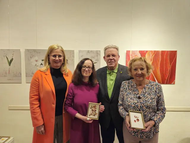 v.li.n.re.: Eröffnungsrednerin GRin Elisabeth Kreuzhuber, Künstlerin Jutta Fischel, GR Wolfgang Mahrer (Ehem. Obmann der Kultur Mitte), Martha Platzer (Obmann-Stellvertreterin der Galerie Kultur Mitte) | Foto:  Kultur Mitte Krems