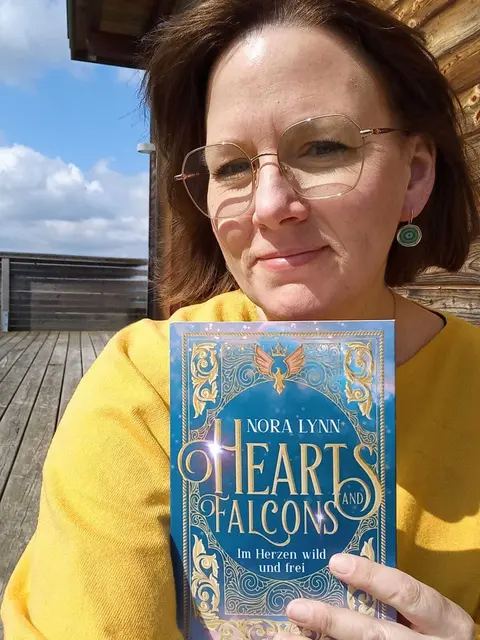 Mehr als 330 Titel wurden für den Delia-Literaturpreis 2026 eingereicht. Unter die Top 10 in der Kategorie "Junge Liebe" schaffte es "Hearts &amp; Falcons", das Susanne Klaffenböck-Pointecker unter dem Pseudonym Nora Lynn geschrieben hat.   | Foto: Klaffenböck-Pointecker
