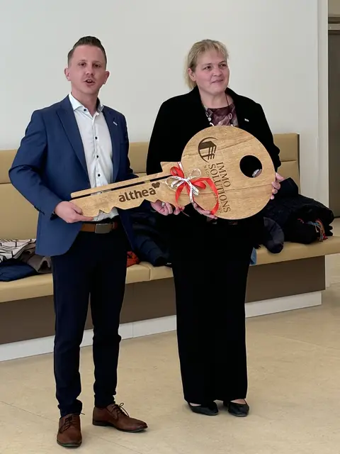 Die Heimleitung freut sich über den Einzug: Heimleiter Martin Kohlhauser und Pflegedirektorin Gudrun Klöckl. | Foto: MeinBezirk/Angelika Kern