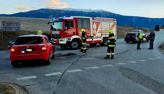 Die Feuerwehr führte Sicherungsarbeiten an der Unfallstelle durch. | Foto: Feuerwehr Maria Rojach