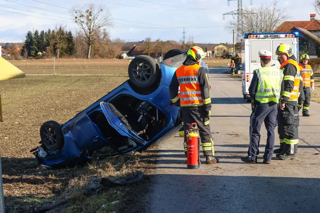 Der blaue Kleinwagen schlitterte auf dem Dach in ein Feld. | Foto: laumat/Matthias Lauber