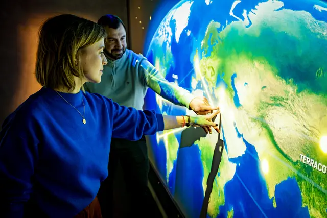 Mit moderner Projektionstechnologie, die Licht, Ton und realistische Kulissen zu einem multimedialen Gesamterlebnis verbindet, werden wesentliche Stätten der menschlichen Geschichte besucht. | Foto: Jürgen Hammerschmid