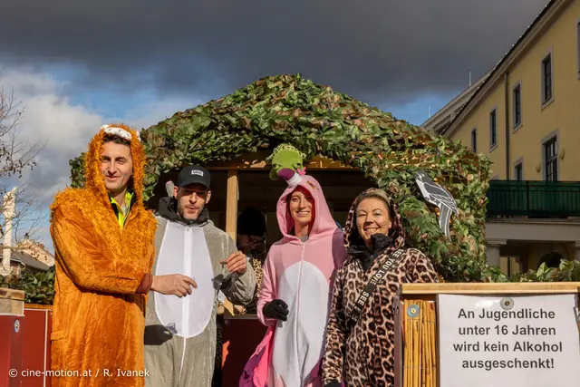 Der Faschingswagen "SAUFARI" mit tierischen Begleitern aus dem Gemeinderat und -amt. | Foto: cine-motion.at / R. Ivanek