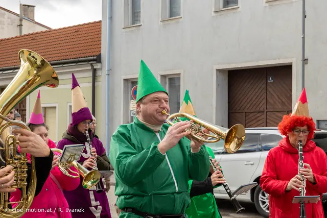 Angeführt wird die "Musik Kunterbunt" von Obmann Gustav Weber (grün). | Foto: cine-motion.at / R. Ivanek