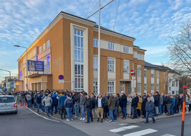 Bereits um 17 Uhr standen die Parteifreunde Schlange. | Foto: MeinBezirk Ried/Doms