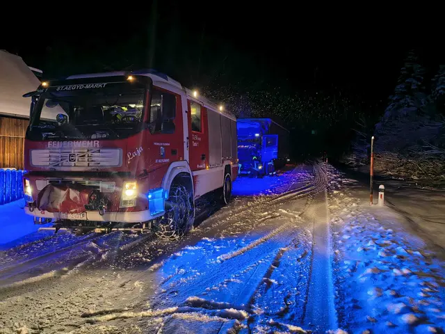 Mit dem Tanklöschfahrzeug wurde der liegengebliebene LKW bis zum nächsten Parkplatz gezogen und sicher abgestellt. | Foto: FF St.Aegyd
