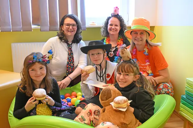 Elisabeth Gneißl, Pia Kastner und Gisela Bauer mit jungen Gästen beim Kinderfasching im Lebenshaus. | Foto: Familienbund