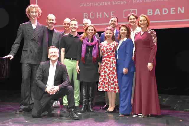 Präsentation der nächsten Saison auf der Bühne Baden mit: Lukas Mayer, Michael Zehetner, Andreas Gergen (vorne), Drew Sarich, Jens Emmert, Francesc Abós, Carmen Jeitler-Cincelli, Mariella Hofbauer, Christoph Gerhardus, Martina Malzer, Timotheus Hollweg und Maya Hakvoort. | Foto: Mirjam Preineder