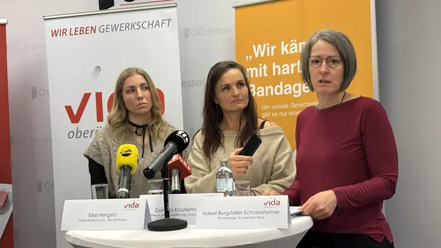 Elke Hergetz, Daniela Klostermann und Isabel Burgstaller-Schoberleitner berichteten lebehaft aus dem Arbeitsalltag in den Spitälern. | Foto: MeinBezirk OÖ
