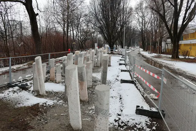 Die 115 Namenssteine sind den derzeit bekannten 115 Opfern des Lagerkomplexes gewidmet. | Foto: © Stadt Innsbruck/D.Jäger