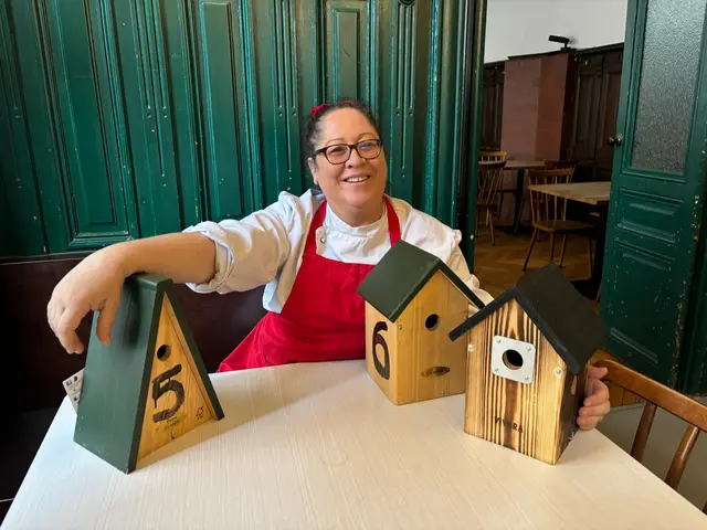 Daniela Huber ist Gründerin des Vereins "Ein Haus am Baum". Sie will die neuen Bäume im Bezirk mit Nistkästen versehen – dafür sucht sie noch nach Mithelferinnen und Mithelfern. | Foto: Nathanael Peterlini/MeinBezirk