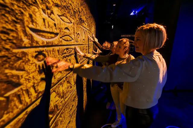 Ausstellungsbesucherinnen und -besucher erwartet eine 60-minütige, immersive Zeitreise auf mehr als 1.100 Quadratmetern und auf drei Etagen. | Foto: Jürgen Hammerschmid