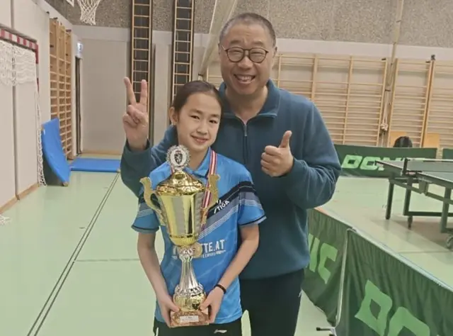 Tischtennistalent Mia Wu mit ihrem Trainer Yandong Bian. | Foto: TTV Bindermichl