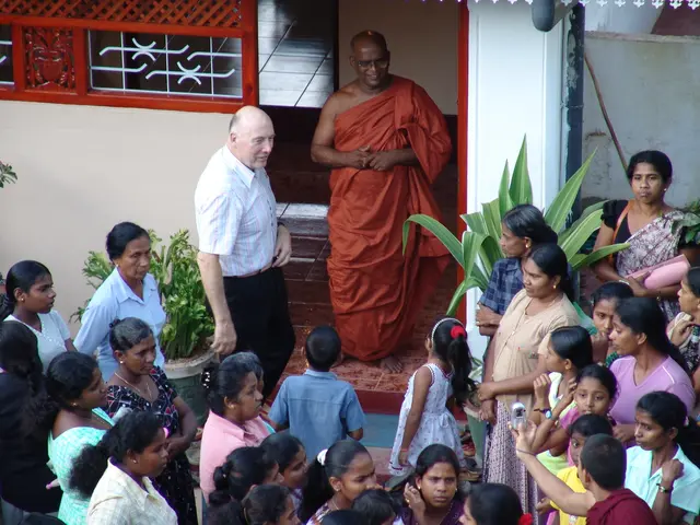 Gerhard Huber und Prof. Ven. Midigama Soratha Nayaka Thero bei der Eröffnung des Betreuungszentrums für Waisen im Jahr 2005 | Foto: Anton Holzer