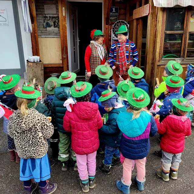 Mit den gebastelten Hüten ging es durch Mixnitz. | Foto: Waldpädagogischen Kindergarten Mixnitz