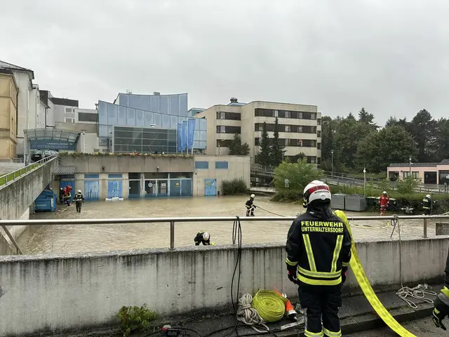 Beim Hochwasser im Jahr 2024 drohte die Evakuierung des LK Klosterneuburg. Dank eines Kraftaktes der Feuerwehren konnte dies verhindert werden. Das Rote Kreuz baute damals ein Ersatzkrankenhaus in der Babenbergerhalle auf, das zum Glück nicht gebraucht wurde. | Foto: FF Klosterneuburg