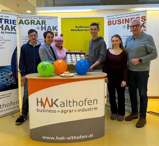 Die Krapfen wurden allen Schülern von der Raiffeisenbank Mittelkärnten gesponsert. | Foto: HAK Althofen