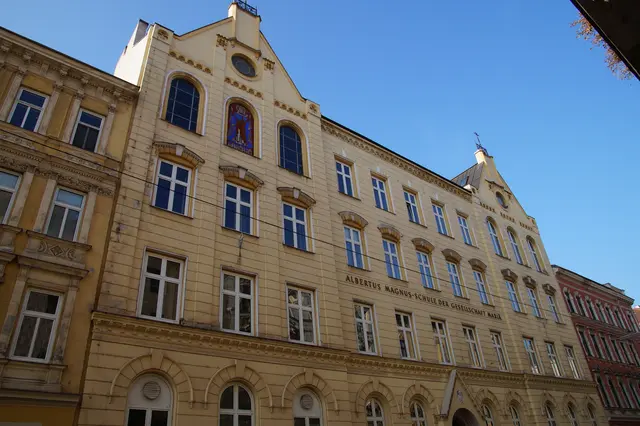 In der Albertus-Magnus-Schule wurden Abflüsse verstopft und das Gebäude geflutet. Man geht von Vandalismus aus, die Polizei ermittelt. (Archiv) | Foto: Alois Fischer