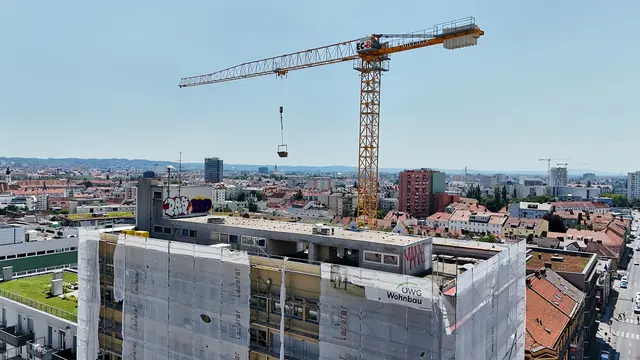 Zu den Sanierungsmaßnahmen gehörte Brandschutz, Technik sowie eine neue Fassade und schalldichte Fenster. | Foto: Martin Schönbauer