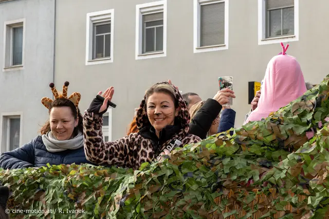 Melanie Strauby winkt im Tigerkostüm aus dem Saufari-Gefährt. | Foto: cine-motion.at / R. Ivanek