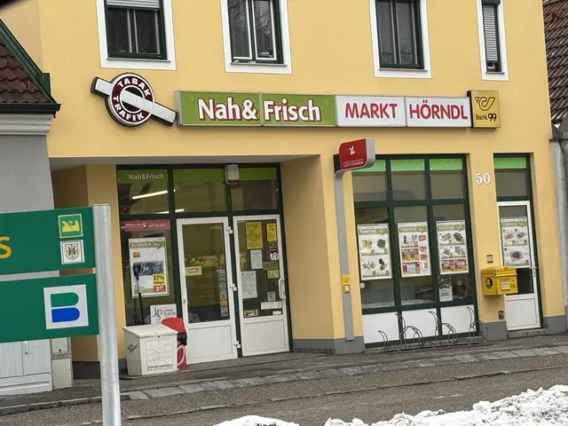 Als Trinkwasserersatz konnten sich Bewohner und Betriebe aus Neupölla bis auf Widerruf einmal pro Woche und Person 6x1,5-Liter stilles Wasser vom örtlichen Nah&amp;Frisch-Markt Hörndl kostenfrei abholen. | Foto: Bernhard Schabauer