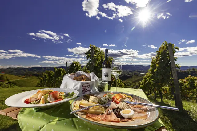 Wer gerne im Buschenschank verweilt und regionale Köstlichkeiten genießt, kommt im Bezirk Leibnitz voll auf seine Rechnung. | Foto: © Steiermark Tourismus | Harry Schiffer