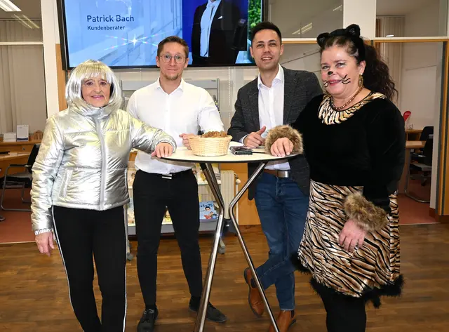 In der Volksbank gab es für Kunden Kaffee und Krapfen