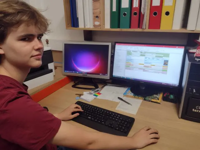 Jonathan Schilcher hat die Einschulung aufs Archivsystem für Heinz Kieweg übernommen. | Foto: Schilcher