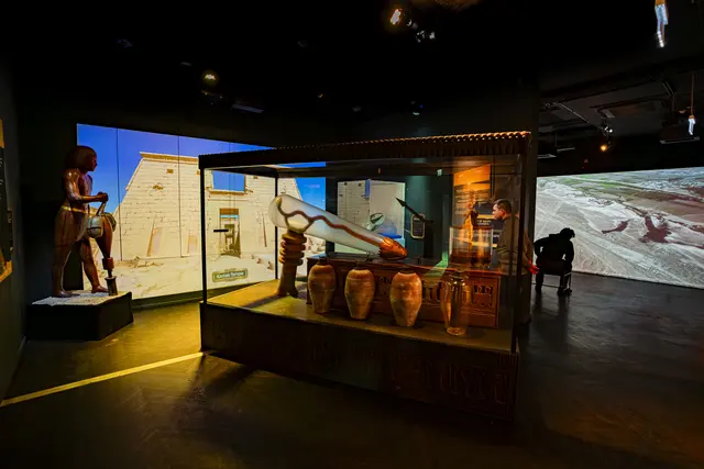 Von den Pyramiden von Gizeh über die Nazca-Linien bis hin zu Stätten wie Stonehenge oder Chichén Itzá werden globale Mysterien neu interpretiert und in einen neuen Zusammenhang gestellt. | Foto: Jürgen Hammerschmid