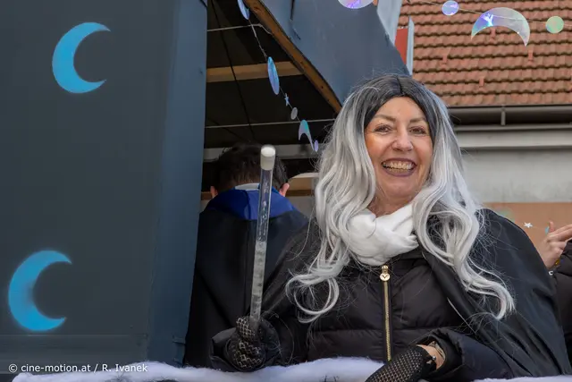 Vizebürgermeisterin Brigitte Richter im "ZAUBERER von Schwadorf"-Truck. | Foto: cine-motion.at / R. Ivanek