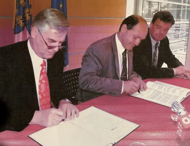 14. Mai 2004 – Ein bedeutender Moment in St. Pölten: Bürgermeister Christian Resch, Landesrat Wolfgang Sobotka und Obmann des Gemeindeverbands Weinviertelklinikum Alfred Weidlich setzten ihre Unterschriften unter den Letter of Intent | Foto: Archiv
