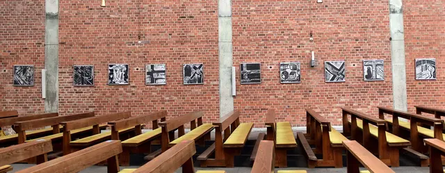 Kreuzweg in der Pfarrkirche St. Theresia in Linz-Keferfeld von Rudolf Kolbitsch: Abdruck (seitenverkehrt) des Kreuzwegs in Stahlätzung für Nowa Huta (Polen), deren Motive sich auch in der Kapelle des Bildungszentrums St. Benedikt in Seitenstetten wiederfinden. | Foto: Hans-Peter Kriener