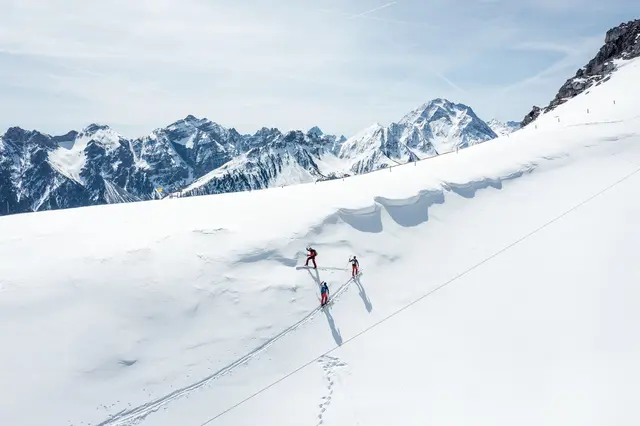 Rettungseinsatz nach Lawinenabgang bei der Berglealpe oberhalb von Mathon: Ein 56-jähriger Tourengeher wurde verletzt ins Krankenhaus geflogen, zwei weitere Beteiligte blieben unverletzt. | Foto: Land Tirol/Simon Rainer (symbolbild)