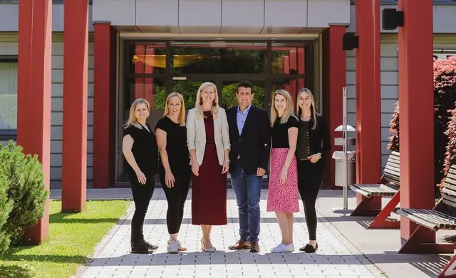 Das Team der Wirtschaftskammer Kärnten - Bezirksstelle Wolfsberg: 
Jenny Perchtold, Elisabeth Reichmann, Leiterin Diane Tiefenbacher, Obmann Gerhard Oswald, Nicole Sturm und Sarah Pasterk (von links) | Foto: Sabine Watl