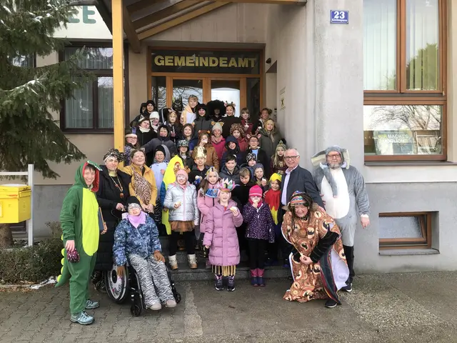 Mit viel Lachen und guter Laune feierten die Haringseer Volksschulkinder vor dem Gemeindeamt Fasching – Bürgermeister Roman Sigmund (ÖVP) verteilte süße Überraschungen. | Foto: Großgemeinde Haringsee
