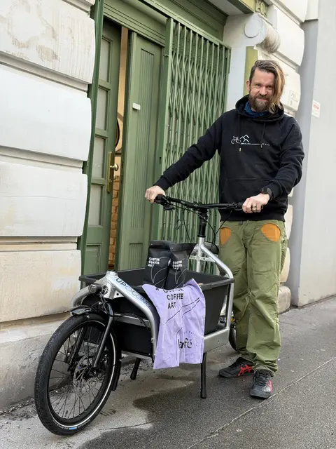 Matthias Raiger liefert den Kaffee mit dem Lastenrad. | Foto: Matthias Raiger