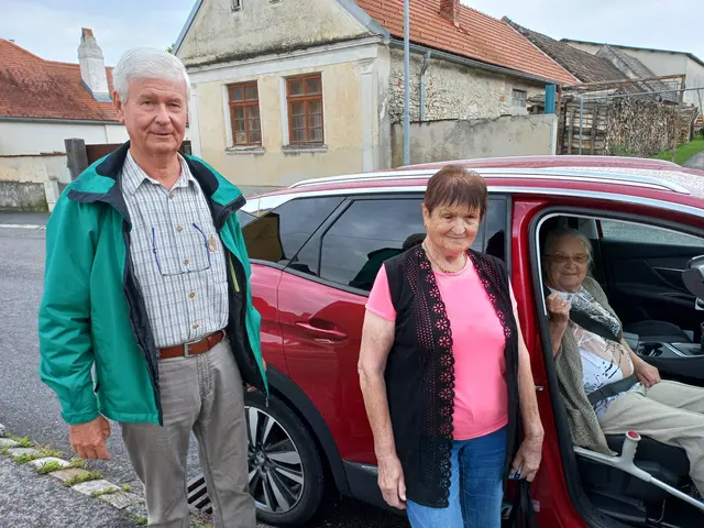 Ehrenamtlicher Hanzl Josef mit Klientin Artner Hermine
und Klientin Krecek Elisabeth. | Foto: NACHBARSCHAFTSHILFE PLUS
