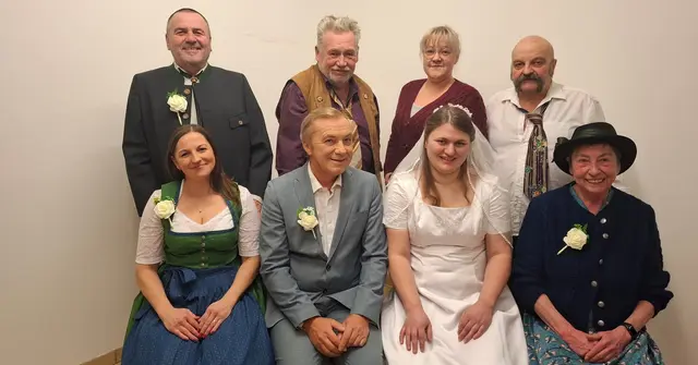 Die Besetzung: Hinten: (v.l.) Gerhard Pilgerstorfer, Franz Reichenberger, Petra Kastl, Josef Mandl. | Vorn: (v.l.) Michaela Kastl, Gerhard Neunteufel, Elke Lehner, Emma Kapeller. | Foto: Theatergruppe Sandl