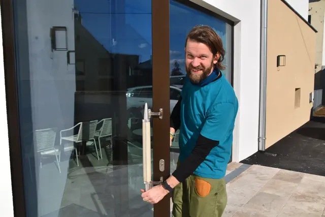 Matthias Raiger revitalisierte die Türgriffe aus Kindheitstagen. | Foto: MeinBezirk/Michael Strini