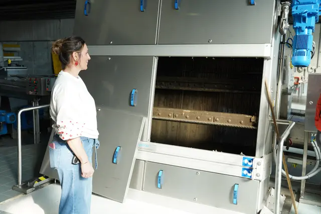 Keine Abfälle in die Toilette! Im "Rechenhaus" der Kläranlage Villach werden die kuriosesten Artikel, wie auch Brieftaschen, Strumpfhosen oder Gebisse, mühsam herausgefiltert.  | Foto: Birgit Gehrke