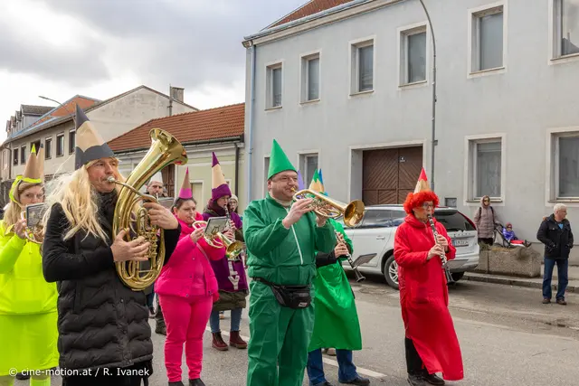 Musikverein Schwadorf als "Musi Kunterbunt " angeführt von Obmann Gustav Weber. | Foto: cine-motion.at / R. Ivanek