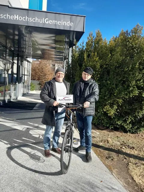 Harald Jost und Bischofsvikar Hans-Peter Premur setzten auf das Autofasten. | Foto: Lechner