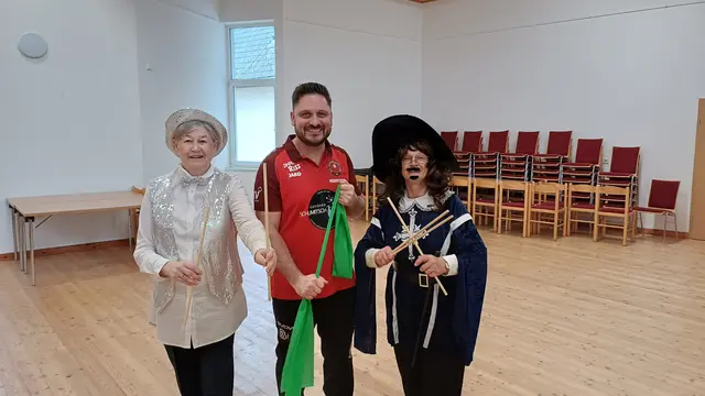 Bürgermeister Thomas Niklos turnt gemeinsam mit den Seniorinnen und Senioren beim wöchentlichen Seniorenturnen in Unterfrauenhaid. Foto: Bürgermeister Thomas Niklos mit den Vorturnerinnen Gabriele Moodt und Hildegard Kappl. | Foto: Thomas Niklos
