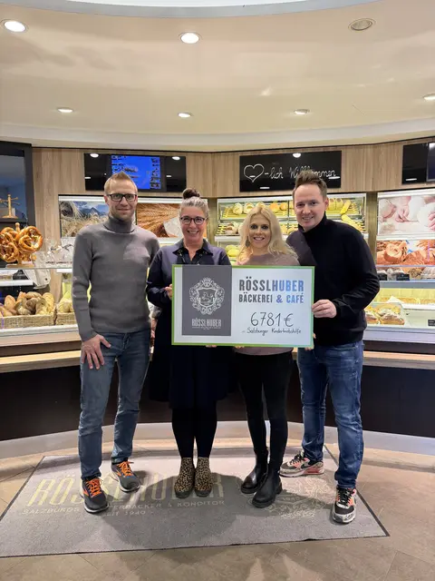 Von links: Karl Rößlhuber und Claudia Kopp (Obfrau der Salzburger Kinderkrebshilfe) mit Nicole und Michael Rößlhuber bei der Spendenübergabe im Café der Bäckerei Rößlhuber in Bergheim. | Foto: Bäckerei Rößlhuber