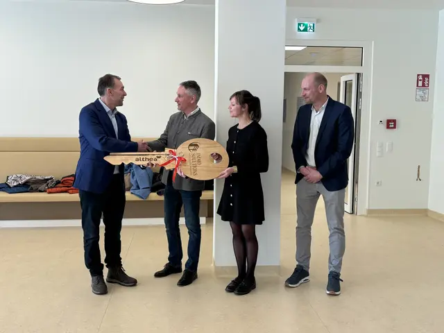 Offizielle Schlüsselübergabe: Christian Schön (Immo Solutions), Thomas Gogg und Eveline Eckl-Harg (beide Althea-Geschäftsführer) mit Hermann Harg jun. | Foto: MeinBezirk/Angelika Kern